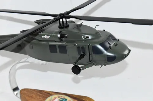 Vista 6 de Sikorsky® UH-60 Black Hawk 2-211º Regimiento de Aviación, modelo a escala de caoba de 16