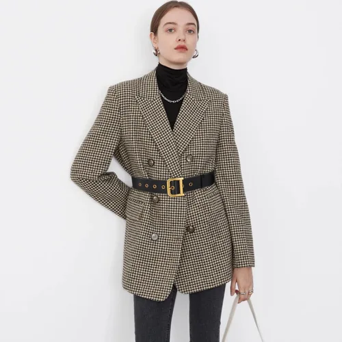 Vista 244 de Cinturón de cuero clásico con hebilla de metal para mujer con vestido de jeans