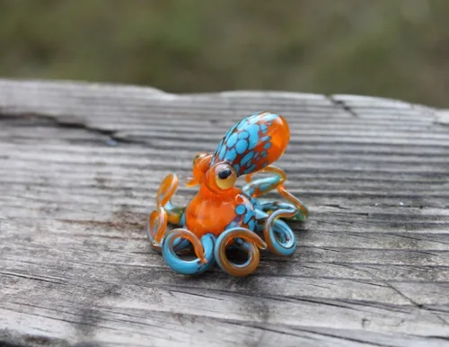 Vista 6 de Mini figura de pulpo de vidrio soplado – Criatura marina naranja y azul hecha a mano – Decoración de animales del océano costero – Escultura náutica