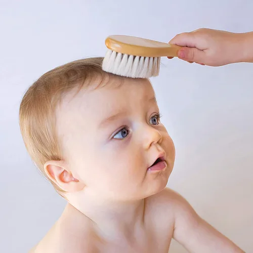 Vista 2 de green sprouts Juego de cepillo y peine para bebé Apreta suavemente el cabello del bebé Hecho de madera natural y cerdas