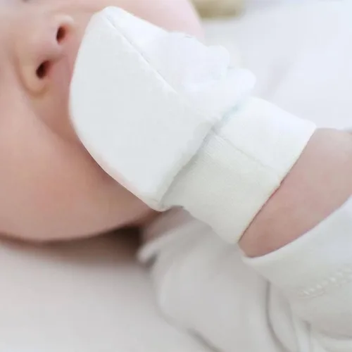 Vista 3 de Manoplas de bebé antiarañazos, guantes suaves para niños y niñas de 0 a 6 meses