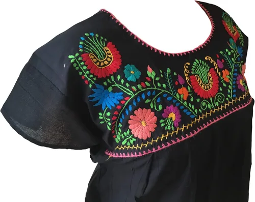 Vista 2 de Blusa Campesina Mexicana Floral - Blusa Tehuacán Bordada - Hecho a Mano en México - Blusa Campesina Poblana Mexicana - Negro