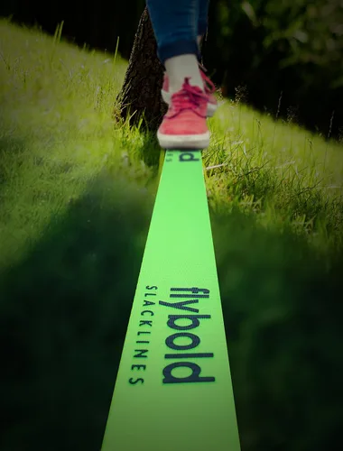 Vista 6 de flybold Kit de Slackline para niños y adultos - Cuerda de equilibrio de 57 pies con línea de entrenamiento, protectores de árboles, entrenador