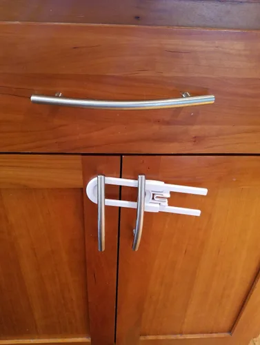 Vista 3 de Cerraduras de gabinete para seguridad infantil, cerraduras de seguridad a prueba de bebés para perillas y asas, paquete de 4