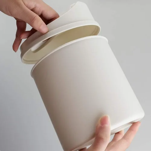 Vista 4 de Mini basurero de escritorio de 2 litros con tapa oscilante, cubo de basura pequeño (blanco)