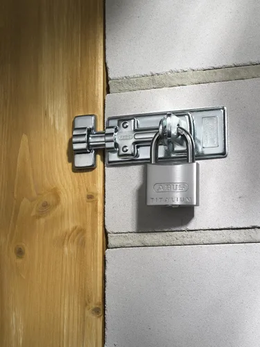 Vista 2 de ABUS Candado de aleación de aluminio Titalium 64TI/30, con igual llave, paquete de 2