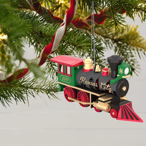 Vista 4 de Hallmark Keepsake Año de Navidad con fecha siguiente parada, Kansas City! Tren de vacaciones 2019 Ornamento