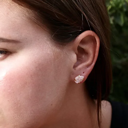 Vista 3 de TheGlamHarbor - Aretes de piedra preciosa cruda, hechos a mano, chapados en oro de 18 quilates, joyería de cristal hipoalergénico (cuarzo rosa)