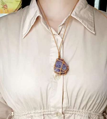 Vista 6 de AITELEI Collar con colgante de cristal de amatista natural crudo para curación de chakras de Reiki, piedra de tratamiento con cuerda tejida a mano