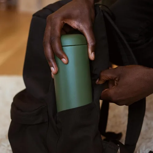 Vista 2 de Fellow Carter Move - Taza aislada al vacío con protector de salpicaduras a presión y revestimiento de cerámica para preservar el verdadero sabor.