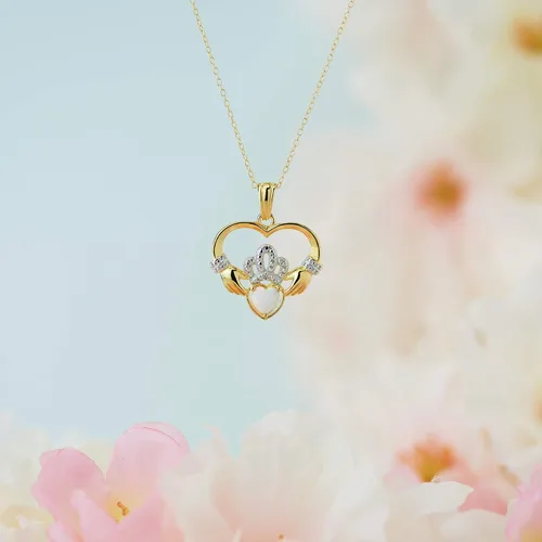 Vista 4 de Collar de plata de ley 925 chapada en oro amarillo de 18 quilates, con colgante de corazón de Claddagh de 1.0in con cadena de 18.0in elección