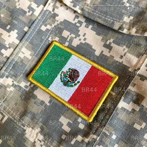 Vista 2 de BP0050V 01 BR44 Parche bordado de la bandera de México Kart Kimono con borde dorado, cierres de gancho se adhieren a sombreros y engranajes tácticos