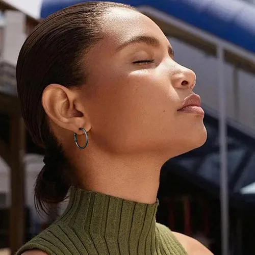 Vista 4 de Gacimy Aretes de aro de oro para mujer, aros finos chapados en oro de 14 Negro