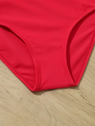 Vista 4 de WDIRARA Bikini de 3 piezas con estampado de fresas para niña, trajes de baño lindos con falda de playa