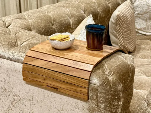 Vista 6 de Vesta Homes Bandeja para reposabrazos de sofá, madera de acacia premium, bandeja de sofá flexible y plegable, mesa de brazo y reposabrazos, adecuada