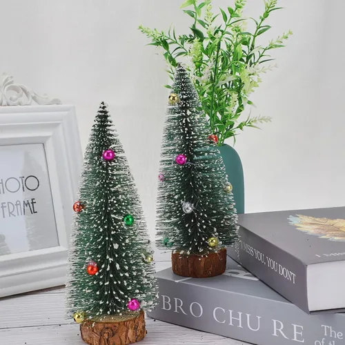Vista 5 de 3 mini árboles de Navidad artificiales de sisal esmerilado de 5.9 pulgadas, árboles de cepillo para botellas con bases de madera y bolas de adornos