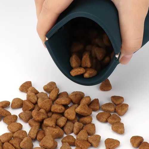 Vista 2 de WALLFID Bolsa de silicona para golosinas para perros, cierre automático, con clic para entrenamiento de mascotas, bolsa de senderismo para perros