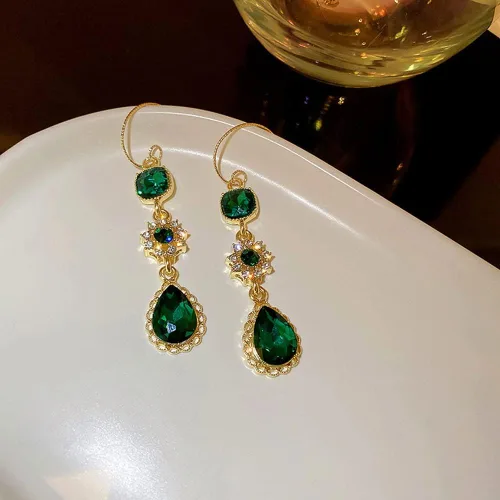Vista 2 de Elegantes aretes colgantes ligeros con forma de lágrima de flor de circonita cúbica verde esmeralda para mujeres y niñas, delicados chapados en oro
