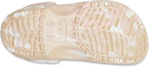 Vista 4 de Crocs - Zueco clásico unisex teñido con efecto mármol, Chai/rosa, talla 12 de EE. UU. para hombre