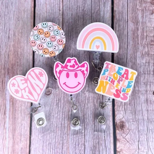 Vista 4 de Carrete retráctil para identificación de enfermera, 5 unidades, diseño retro rosa de vaquero, carita sonriente, corazón amable, arco iris