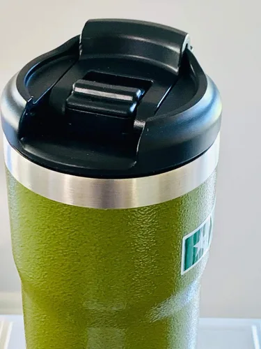 Vista 3 de Starbucks + Stanley Compromiso Militar Vaso de Acero Inoxidable Martillado de Doble Pared Con Asa