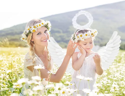 Vista 2 de Alas de ángel blancas y halo para niñas disfraces de alas para niños alas blancas para niños y niños alas de plumas para festivales Halloween