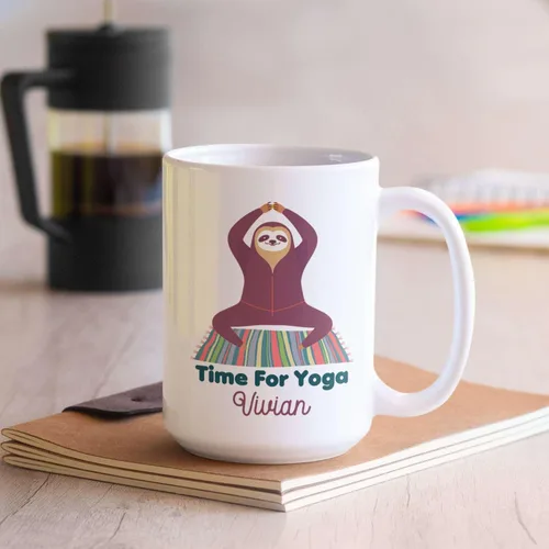 Vista 5 de Taza de café personalizada con nombre para yoga, taza de té de yoga con divertido diseño de perezoso, taza de inspiración para yoga y amantes