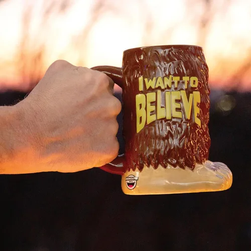 Vista 2 de BigMouth Inc Taza de café Big Foot I Want to Believe, divertida decoración de pie grande, divertida taza de Sasquatch regalo para hombres, mujeres