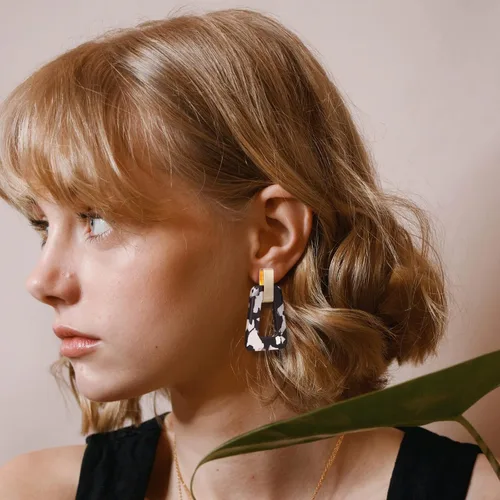 Vista 3 de Aretes geométricos acrílicos – Aretes colgantes ligeros de resina moteada para fiestas o vacaciones