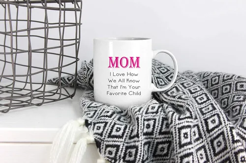 Vista 4 de Taza de café con texto en inglés "MOM I Love How We All Know That I'm Your Favorite Child Typography