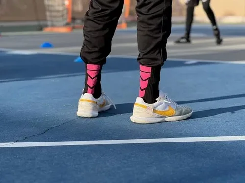 Vista 3 de FLITE SPORTS Calcetines antideslizantes para fútbol, fútbol sala, LAX, Pickleball, calcetines de neón para hombres y mujeres