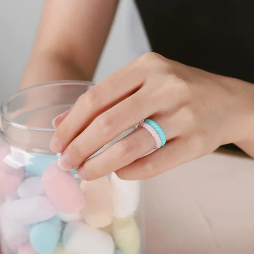 Vista 4 de Egnaro - Anillo de boda de silicona para mujer, alianzas de boda de goma trenzada, delgadas y apilables, material no tóxico y seguro para la piel