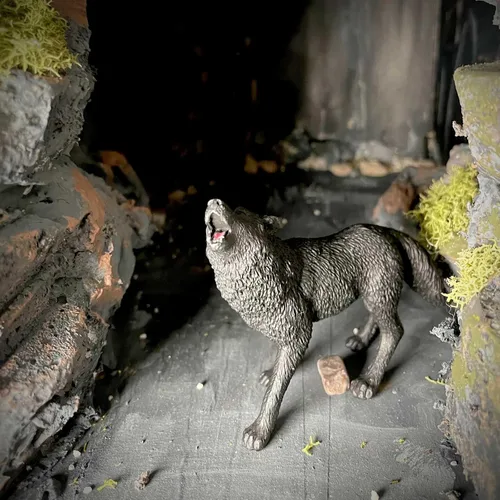 Vista 8 de Safari Ltd. Figura de lobo negro, figura detallada de plástico de 3.7 pulgadas, divertido juguete educativo para niños, niñas y niños a partir de 3