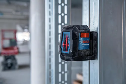 Vista 10 de Bosch GLL50-20 - Láser autonivelante de línea cruzada de 50 pies, incluye soporte magnético integrado y 2 pilas AA