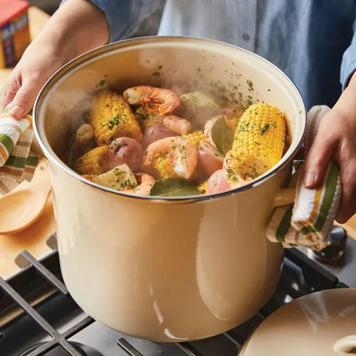 Vista 4 de Rachael Ray Olla esmaltada en acero con tapa, apta para inducción, 12 cuartos de galón, crema de almendras