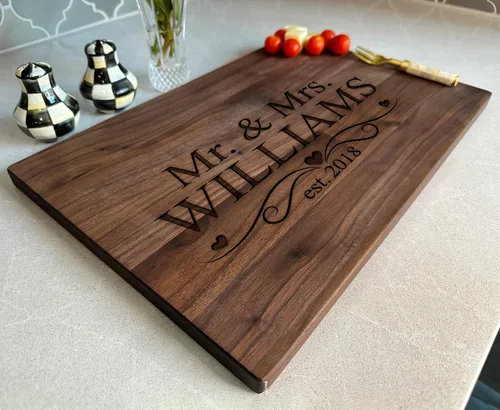 Vista 2 de Tabla de cortar personalizada de madera arqueada de madera grabada de nogal