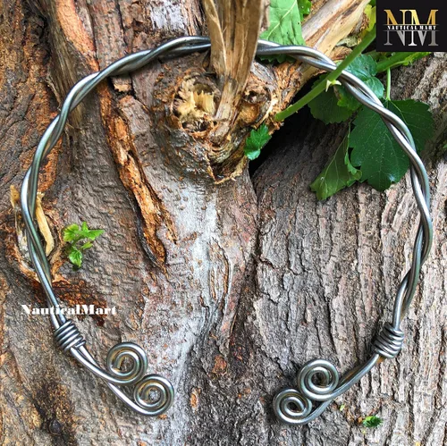 Vista 6 de NauticalMart Collar medieval de hierro tradicional celta torque torque, torque forjado a mano, torc nórdico medieval, cuello auténtico y anillo