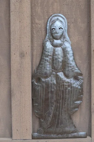 Vista 2 de Bendita Virgen María, placa decorativa de la Madre Madonna, arte metálico haitiano, para colgar en la pared, decoración religiosa de vacaciones, 6 x