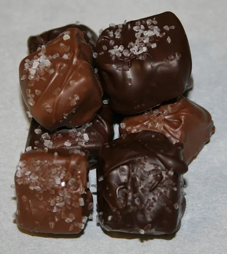 Vista 3 de Caramelos de chocolate negro con sal marina - Garantía sin derretimiento (1 libra)