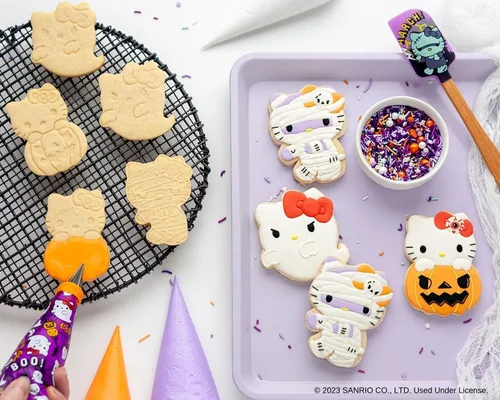 Vista 4 de Handstand Kitchen Hello Kitty - Juego de fiesta de galletas de Halloween con sellos de galletas, espátula y más - Jubilado