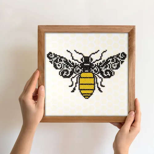 Vista 3 de DIAMOND ART BY LEISURE ARTS Kits de pintura de diamantes para adultos, abeja principiante de 8 x 8 pulgadas