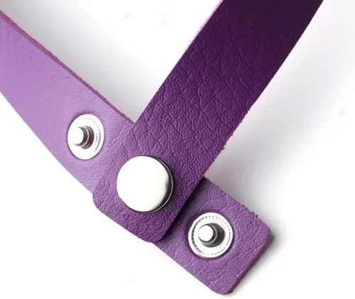 Vista 4 de Gargantilla de corazón punk para mujeres y niñas, collar gótico de piel sintética, ajustable, accesorios góticos