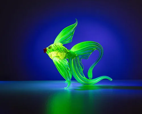 Vista 2 de Peces de vidrio de uranio hechos a mano – Figura de farol brillante, colección reactiva con luz UV