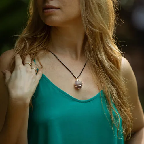 Vista 4 de Ayana Wellness - Collar con dije de cristal curativo para mujer, joyería hecha a mano con cristales curativos genuinos de origen ético y piedras