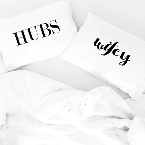 Vista 2 de Oh, Susannah Hubs Wifey - Fundas de almohada negras para parejas (2 fundas de almohada de 20 x 30 pulgadas, tamaño estándar/queen) ideal para boda