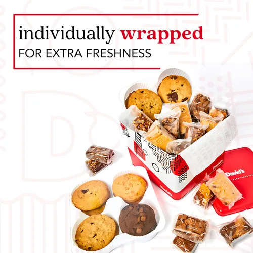 Vista 2 de David's Cookies - Cesta de galletas y brownies surtidos gourmet frescos, para compartir en el Superbowl con familia y amigos; paquete de fiesta