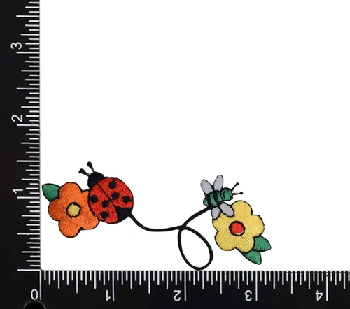 Vista 2 de Mariquita y abeja con flores de margarita, bordado, parche para planchar (1)