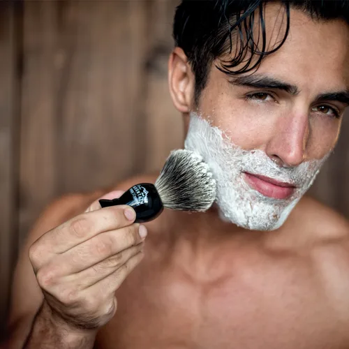 Vista 2 de Brocha de Afeitar con pelo de tejón con soporte – Rocky Mountain Barber 100% mejor de grado barbero con mango negro grande resistente de resina