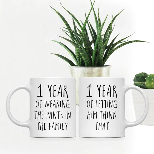 Vista 2 de Andaz Press Divertida taza de café de 11 onzas para parejas, regalo de broma para el primer aniversario de boda, 1 año de usar los pantalones