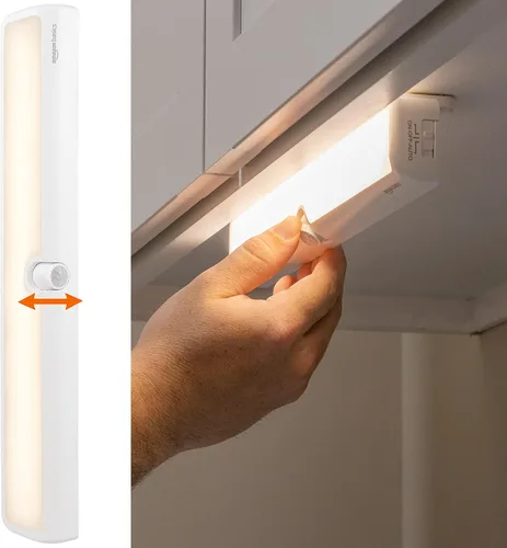 Vista 4 de Amazon Basics Barra de luz LED USB/funciona con pilas, sensor de movimiento giratorio, luces adhesivas, 250 lúmenes, 12 pulgadas, iluminación debajo